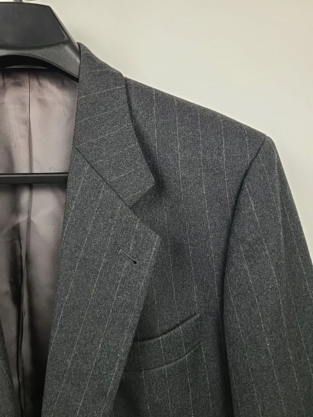 Hugo Boss Stripped 2-Piece Suit 42R, Pants W33xL30.75